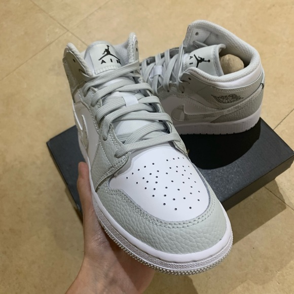 Air Jordan 1 mid Dust Grey GS - Picture 3 of 7
